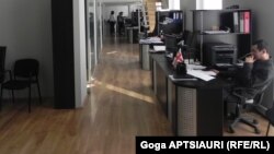 Большинство опрошенных считают, что должностные лица используют свое положение для получения личной выгоды