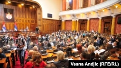 Poslanik Enis Imamović je 11. januara ocenio da je pevanje pesama o veličanju Srebrenice, kao i stihova "Božić je, pucaj u džamije", krivično delo raspirivanja verske mržnje i negiranja genocida, za šta je propisana zatvorska kazna. 