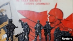 Colecţia soldăţeilor de plumb cu separatişti din estul Ucrainei - "Soldaţii Novorosiei", într-un magazin din Moscova