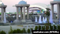 Туркменистан в прежние годы вошел в книгу рекордов Гиннеса по количеству фонтанов, вода в которые подается из горных источников под Ашхабадом.   