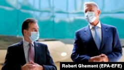 Delegații liberali decid dacă vor ca președintele Iohannis să controleze PNL sau acesta să iasă din sfera de influență a Palatului Cotroceni. Imagine cu Ludovic Orban și Klaus Iohannis din perioada în care colaborau, 15 septembrie 2020.
