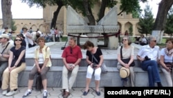 Иностранные туристы в Самарканде. Архивное фото