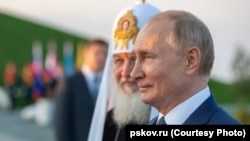Президент Росії Володимир Путін і патріарх Російської православної церкви Кирило на відкритті меморіального комплексу «Князь Олександр Невський з дружиною». Самолва, Псковська область, Росії, 11 вересня 2021 року