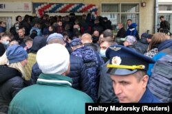 Moscova, coadă la o secție de votare în prima a alegerilor pentru Duma de stat: la coadă sunt mulți militari, vineri 17 septembrie 2021