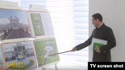 Halkara türkmen alabaý itleri assosiasiýasynyň başlygy Serdar Berdimuhamedow prezident Gurbanguly Berdimuhamedowy taslamalar bilen tanyşdyrýar.