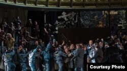 Scenă din opera Boris Godunov în montarea regizorului Graham Vick.
