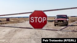 Шлагбаум при въезде на площадку, где может быть построена АЭС. Поселок Улькен, Алматинская область. 12 апреля 2019 года