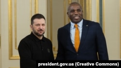 Президент Володимир Зеленський (ліворуч) і голова британського МЗС Девід Леммі, Київ, 5 лютого 2025 року