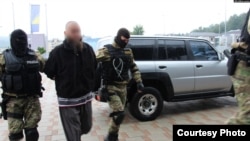 Privođenje tokom akcije Damask 1 kada je uhapšeno više osoba zbog sumnje da su ratovali u Siriji.