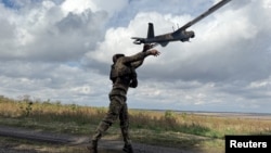 Військовослужбовець ЗСУ запускає розвідувальний дрон поблизу Покровська, Донецька область, 6 жовтня 2025 року