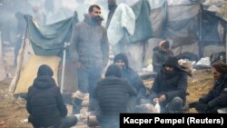 Брузги-Кузница өткөрмө бекетинин жанындагы мигранттар куруп алган лагер. 