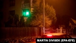 Lumina verde de la ferestrele unor case din orașul Michalowo, de lângă granița Poloniei cu Belarus, reprezintă o inițiativă locală a celor care sunt dispuși să-i ajute pe migranți (17 noiembrie 2021)