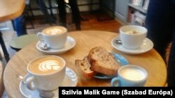 Kapucsínók és bébicsínó reggelire Párizs első kerületében