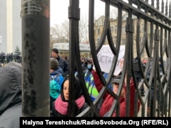 Однодумці Стахіва намагались прорватись у суд