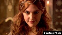 Мерием Үзерли "Даңазалуу доор" кино-сериалында Хүррем султандын ролун аткарып, дүйнөгө таанылган.
