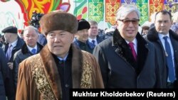 Президент Казахстану Касим-Жомарт Токаєв (праворуч) зі своїм попередником, колишній президентом Казахстану Нурсултаном Назарбаєвим (ліворуч)