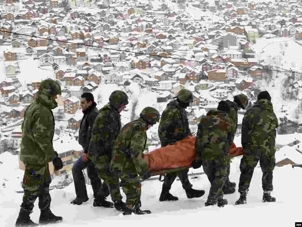 Spasilačke ekipe u Rastelici, 12.02.2012. Foto: EPA / Valdrin Xemaj 