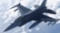Истребитель F-16 ВВС США, участвующий в учениях Sabre Strike под руководством США, пролетает над Эстонией, 6 июня 2018 года