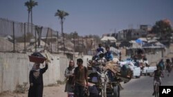 Palestinci bježe iz područja Deir al-Balah u centralnoj Gazi nakon izraelskih naredbi za evakuaciju.