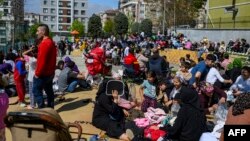 Жер титирөөдөн кийин сыртка чыккан тургундар, Стамбул, 23-апрель 2025-жыл.
