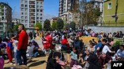 Жер титирөөдөн кийин сыртка чыккан тургундар, Стамбул, 23-апрель 2025-жыл. 