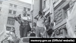 Під час підняття національного синьо-жовтого прапора над Києвом, 24 липня 1990 року