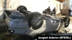 Чарбак айылында талкаланган унаалардын бири, 7-январь, 2012.