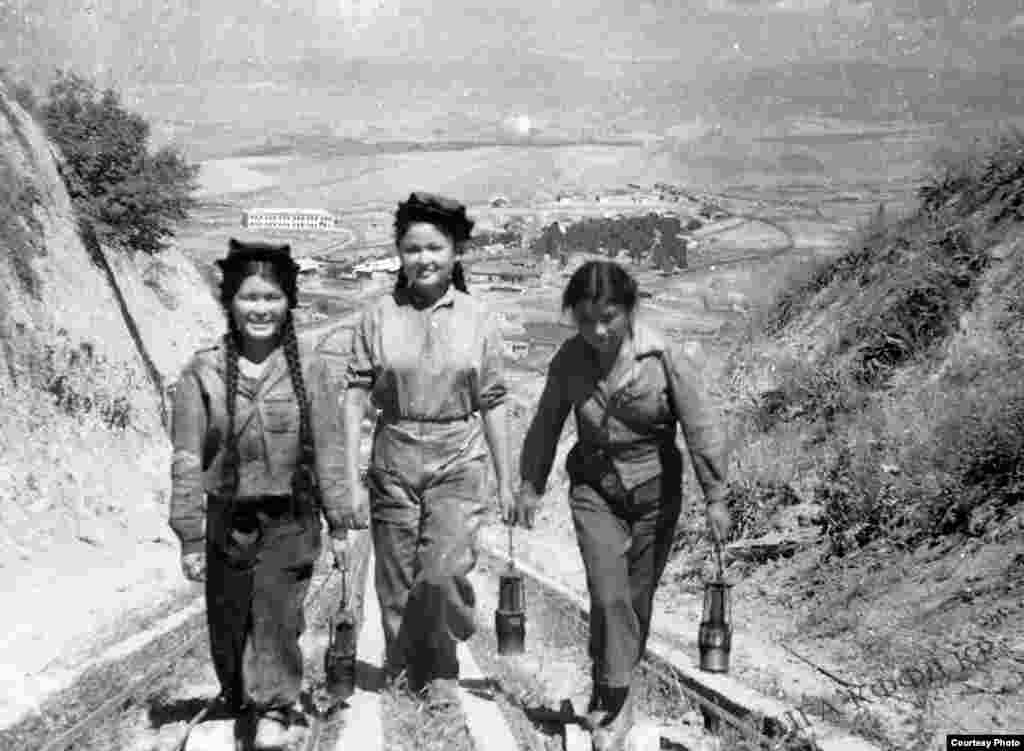 Жаш шахтачылар иштен кайтканда. 1945-жыл. Көк-Жаңгак