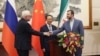 Ministrul adjunct de externe al Rusiei, Serghei Reabkov (stânga), viceministrul executiv al afacerilor externe al Chinei, Ma Zhaoxu (centru), și ministrul adjunct de externe al Iranului, Kazem Gharibabadi, susțin o conferință de presă la Beijing, pe 14 martie.