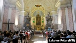 A homlokzati felújítás alkalmából tartott hálaadó szentmise résztvevői a piliscsabai Szűz Mária Szent Neve-templomban 2024. szeptember 8-án (képünk illusztráció)