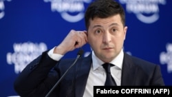 Також, за словами президента, на засіданні йтиметься про забезпечення необхідними засобами лікарень й аптек, зокрема масками й експрес-тестами