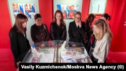 Відвідувачки оглядають експонати виставки у день її відкриття