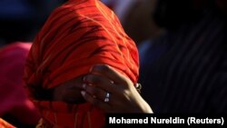 Tigréi harcok elől elmenekült etióp nő a szudáni-etióp határnál, Hamdayet faluban, 2020. november 22-én.