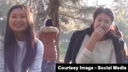 Кадр из видео, который вызвал шквал критики в адрес героинь сюжета. 