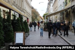 Містом ходять поодинокі туристи
