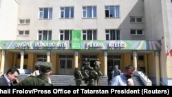 Forțe de ordine în fața școlii din Kazan unde a avut loc atacul armat. 11 mai 2021 