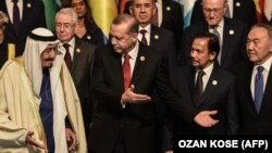 ملک سلمان، پادشاه عربستان، در جمع رهبران سازمان کنفرانس اسلامی در اجلاس استانبول