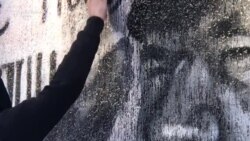 Čiste mural Ratka Mladića i kriju sopstveni identitet