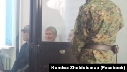 Мурдагы президент Алмазбек Атамбаев сот залында. 2020-жылдын 11-ноябры.