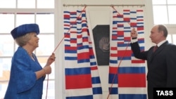 Holandska kraljica Beatriks i ruski predsjednik Vladimir Putin otkrivaju ploču tokom posjete Muzeju Hermitage u Amsterdamu, 8. aprila 2013.
