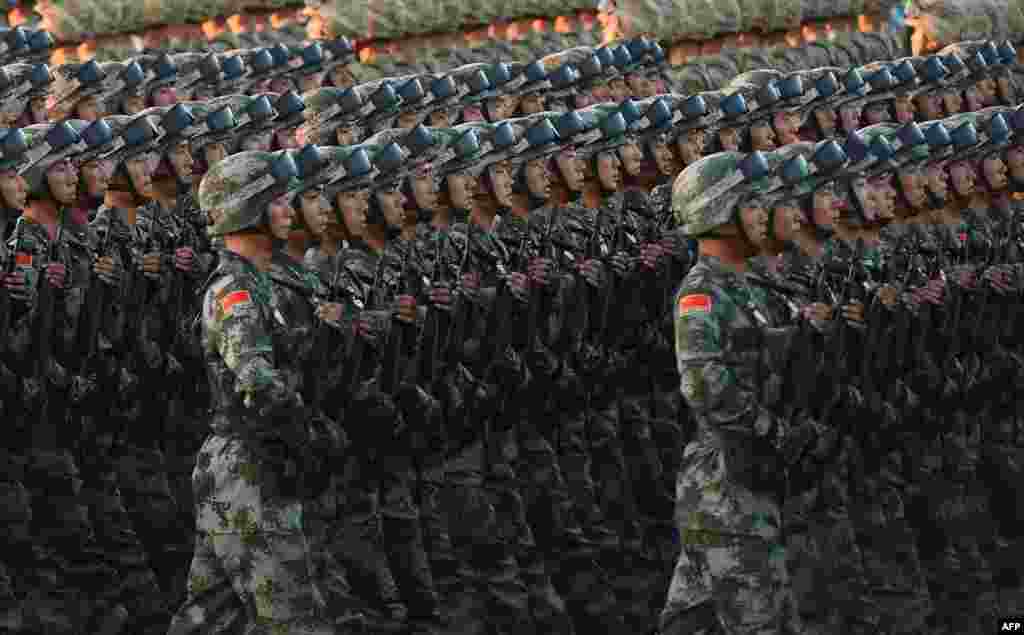 Китайські паради славляться своєю синхронністю, і цей не став винятком