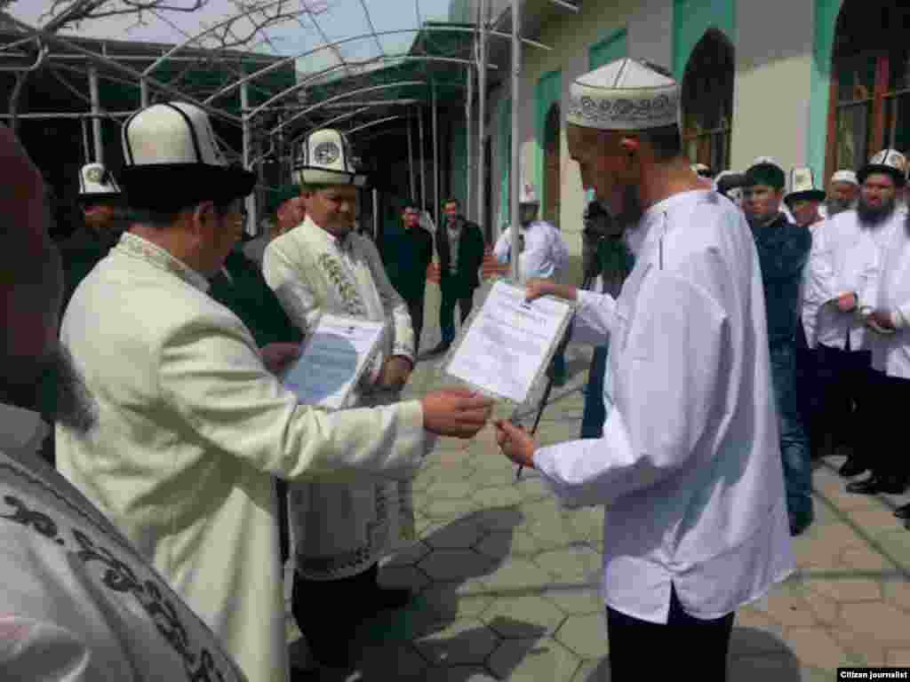 Кара шым, ак көйнөктөн турган жаңы форма улуттук табит менен диний талаптарды айкалыштырып тигилген.