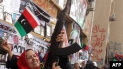 Ливия -- Бенгази шаарында миңдеген кишилер байрак ала чуркап, ураалашкан үн менен БУУ чечимин колдоого алышты, 18-март.
