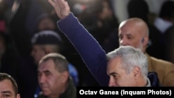 Călin Georgescu face un gest care seamănă cu salutul Mișcării Legionare când părăsește Parchetul General. 26 februarie 2025