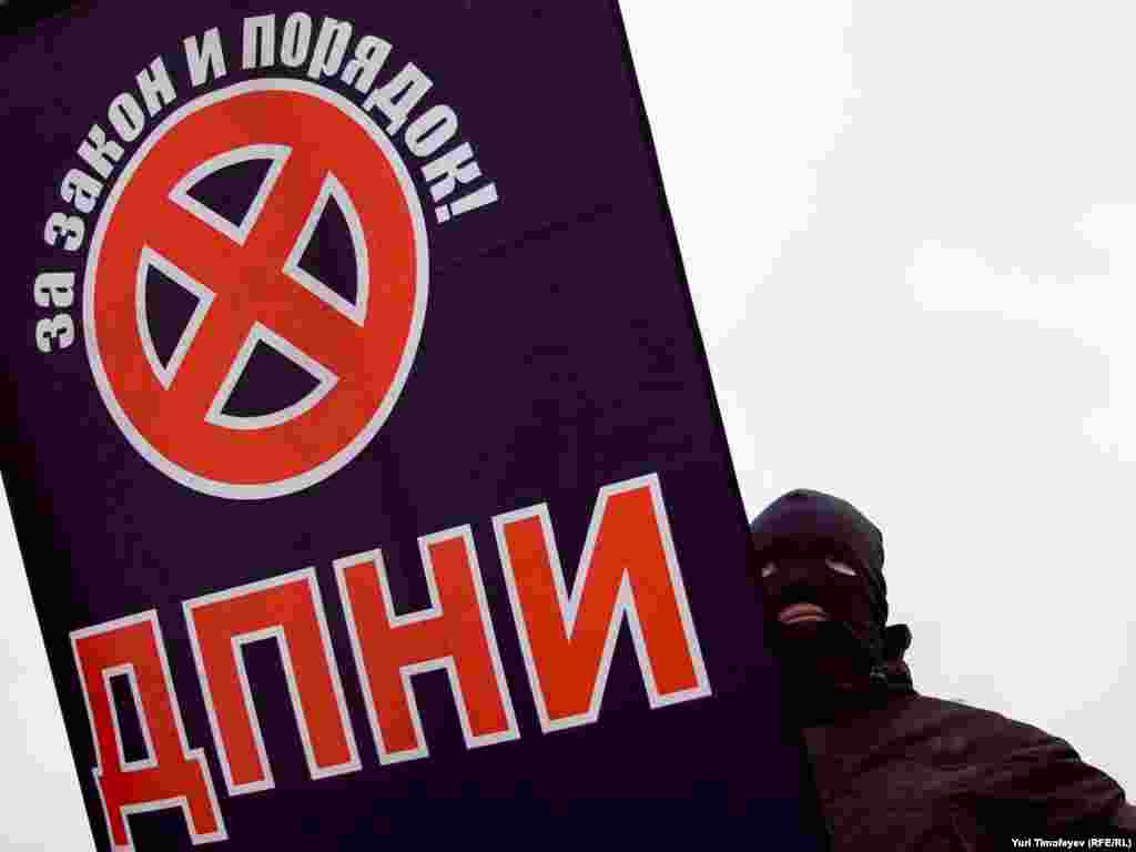 Учасник маршу з символікою Руху проти нелегальної міграції.