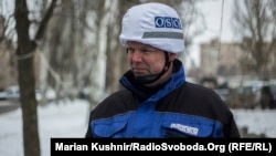 Заступник голови Спеціальної моніторингової місії (СММ) ОБСЄ Александр Гуґ у Авдіївці, 3 лютого 2017 року 