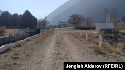  Кыргыз-тажик чек арасындагы "Головной" суу тосмосу. 