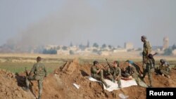نیروهای کرد سوریه در مواضع خود در نزدیک تل ابیض.
