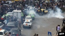 Іран - поліція розганяє мітинг прихильників опозиції в центрі Тегерана, 4 листопада 2009 року.