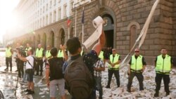 Стотици рула тоалетна хартия бяха хвърлени към сградата на Министерския съвет